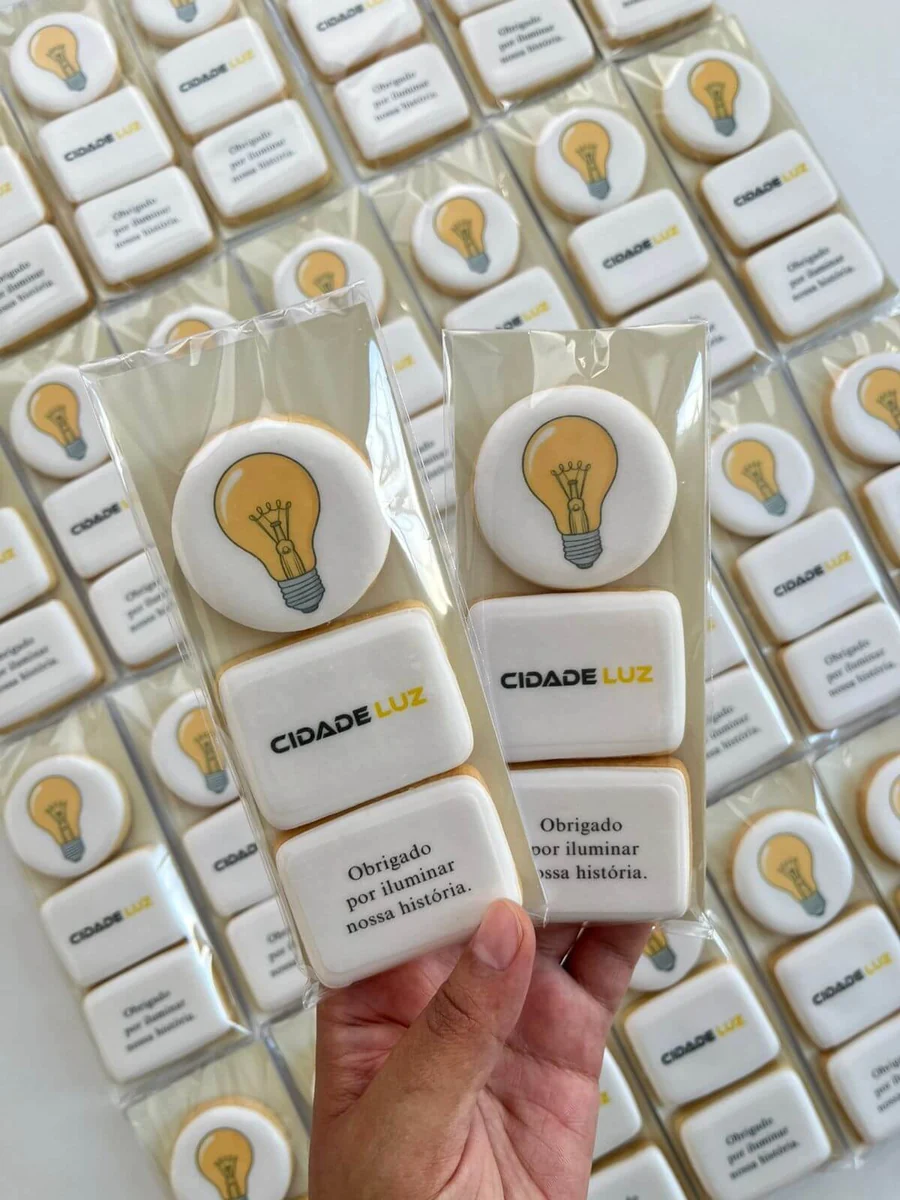 Biscoitos personalizados Cidade Luz com decoração branca e dourada