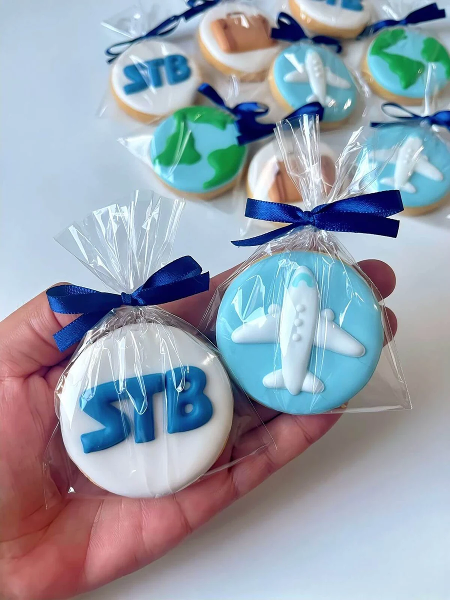 Biscoitos STB com avião, globo e laço azul